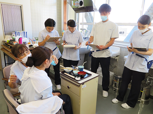 食事介助実習の様子